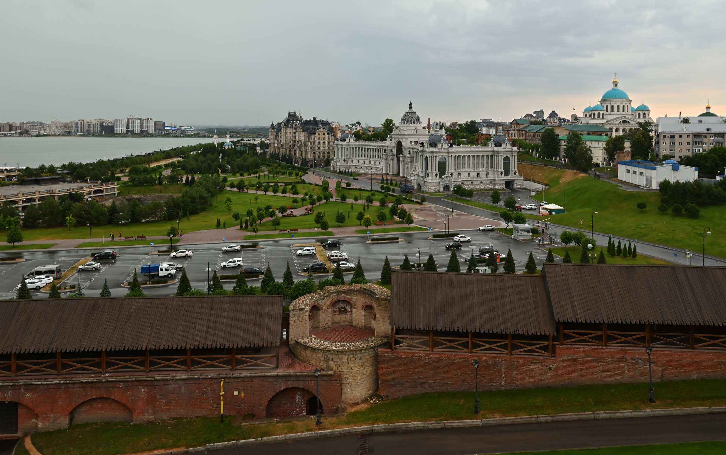 Парк и Дворец земледельцев под кремлёвской стеной в Казани.