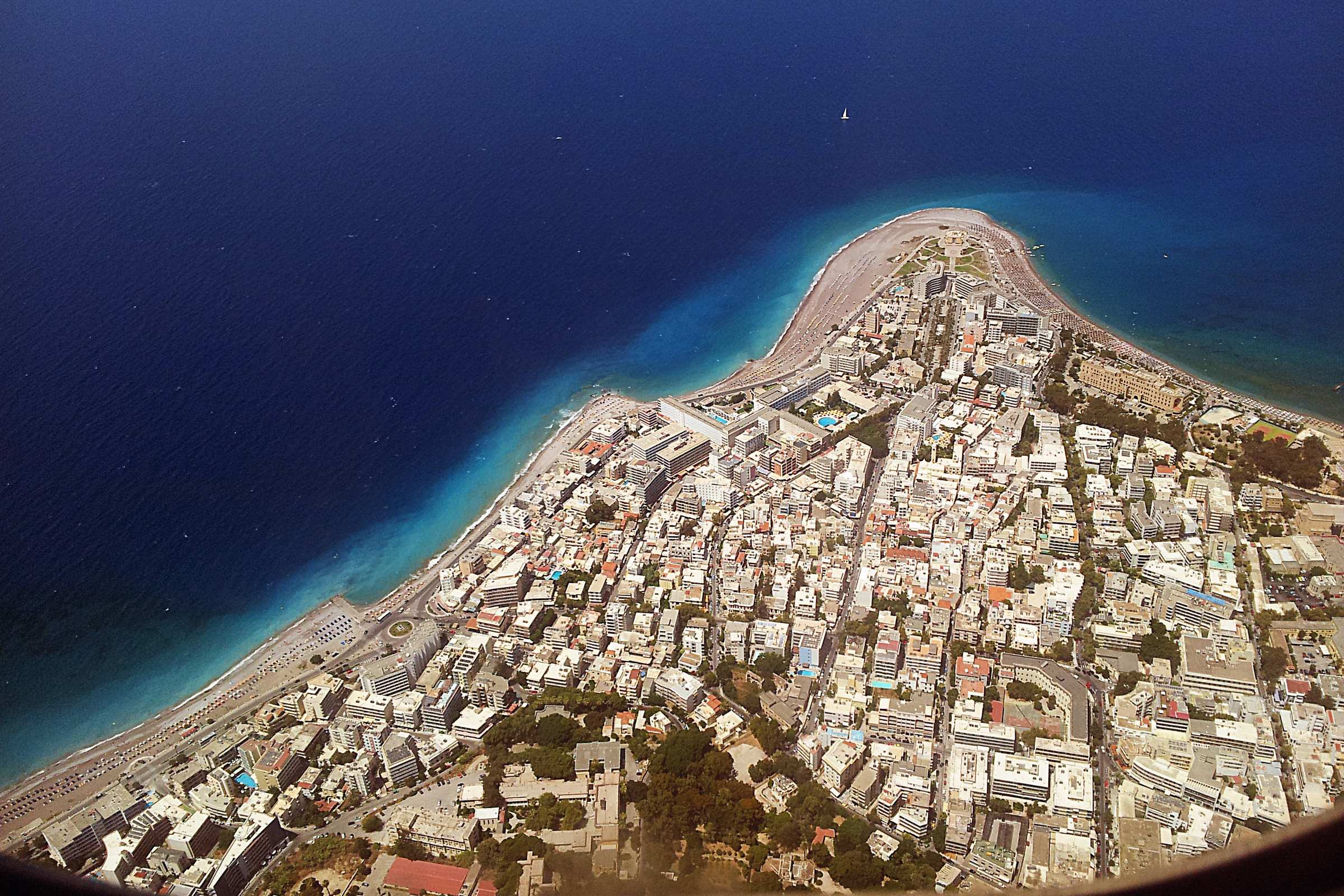 Остров Родос под крылом самолета